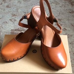 closed toe clog sandals